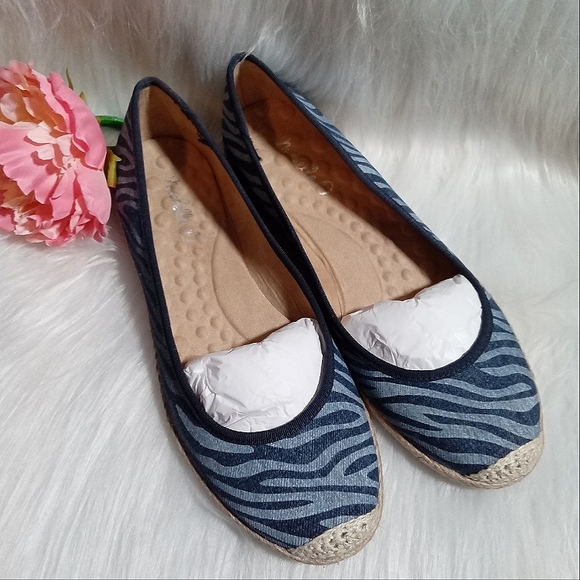 Michelle D Shoes - 💙New Blue Zebra Print Espadrilles💙